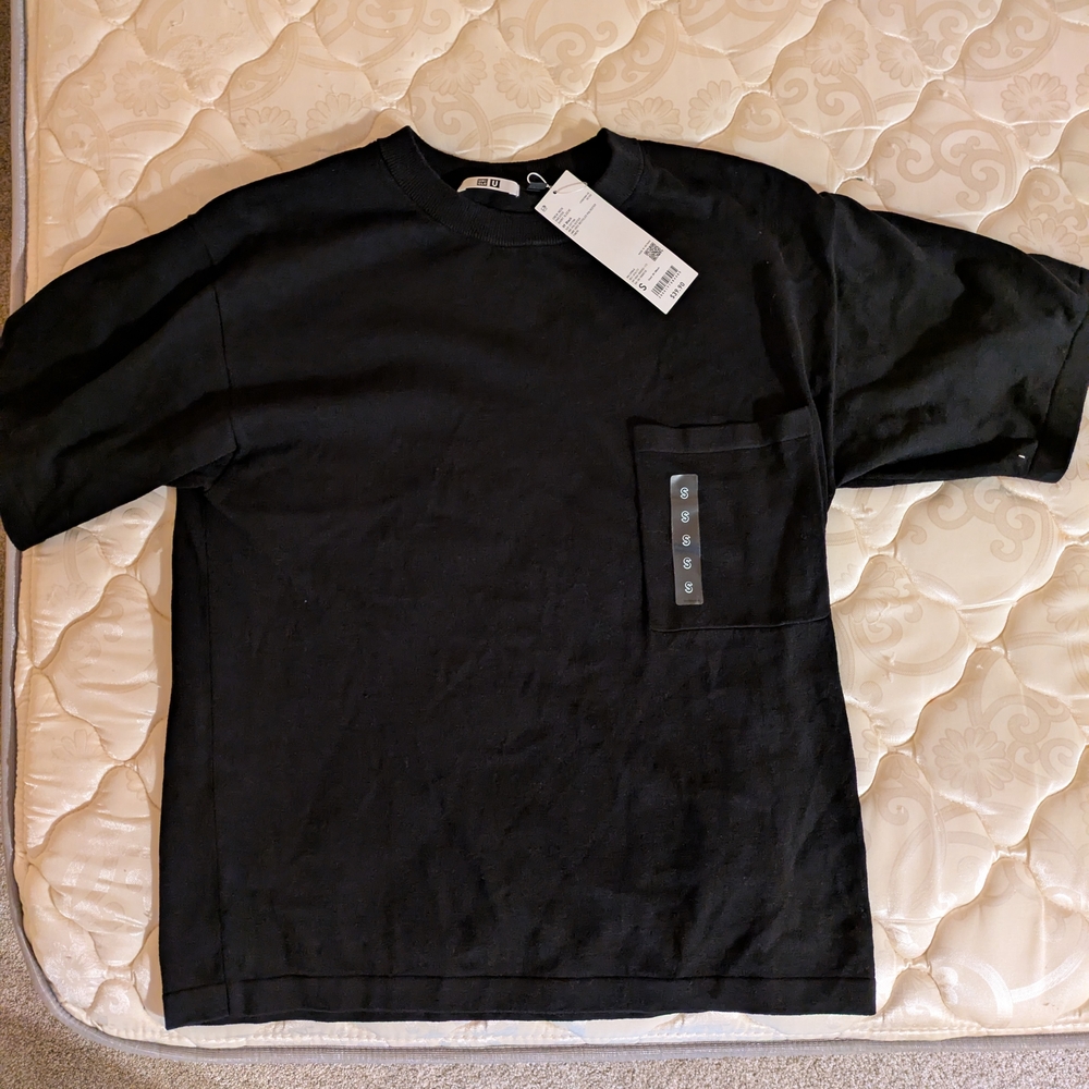 Uniqlo Black Short Sleeve Men's Sweater Tee